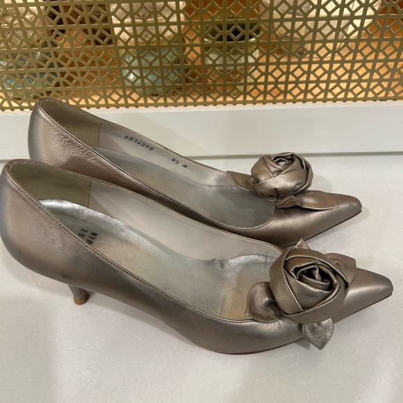 Stuart Weitzman Elegant Metallic Kitten Heels with Floral Accent size 8.5! - Picture 1 of 9